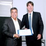 Presidente da REFER, Marco André Marques Ferreira (direita) entrega certificado para Antônio Bráulio, presidente da Associação Nacional dos Participantes dos Fundos de Pensão (Anapar)