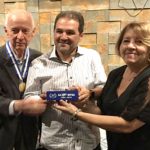 O presidente e a vice-presidente da AARFFSA, Nelson Cruz e Lígia Maria Martins Gonçalves, entregam troféu em homenagem ao senador Eduardo Lopes